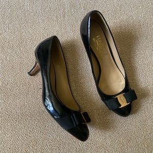 salvatoreferragamo black leather kitten hills bow 9 D